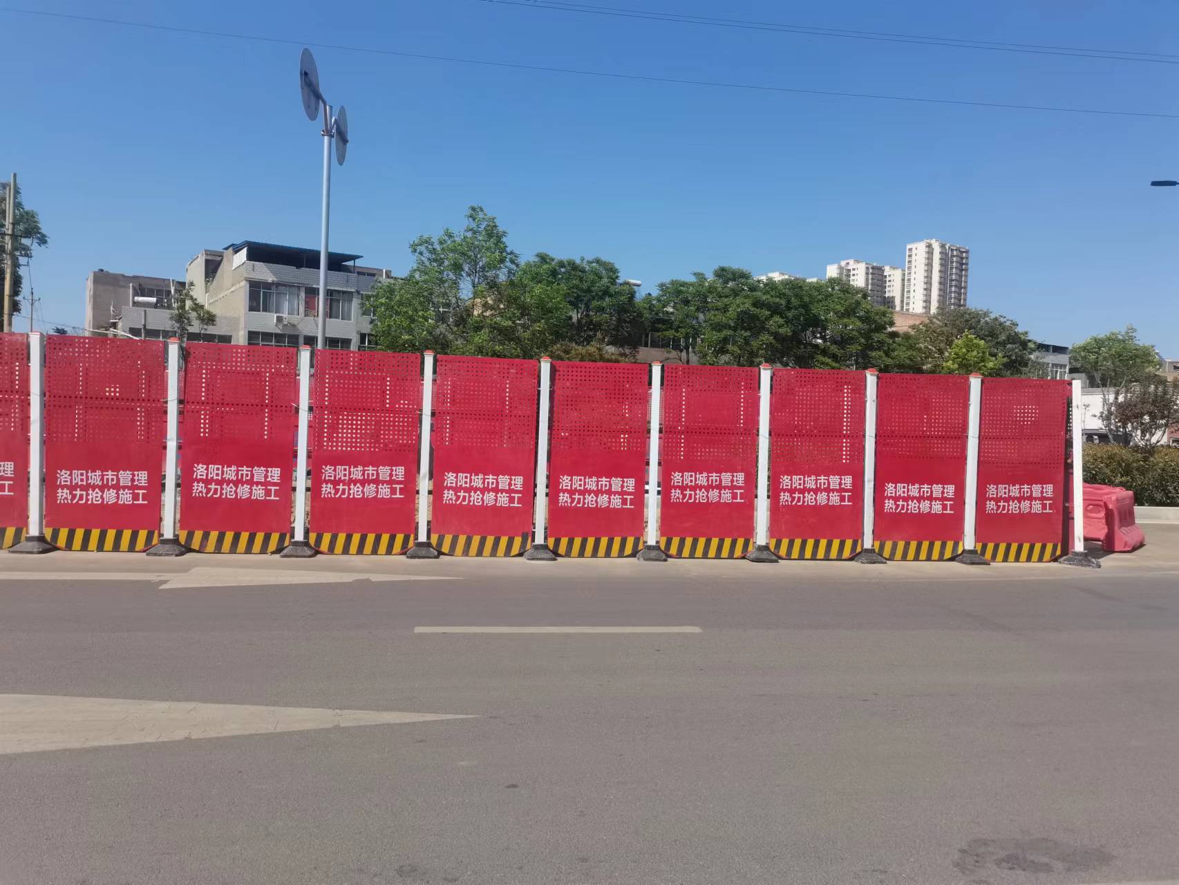 红色/橙色/蓝色 洛阳市政热力管道抢修围挡-amjs澳金沙门线路首页实业洛阳围挡厂家
