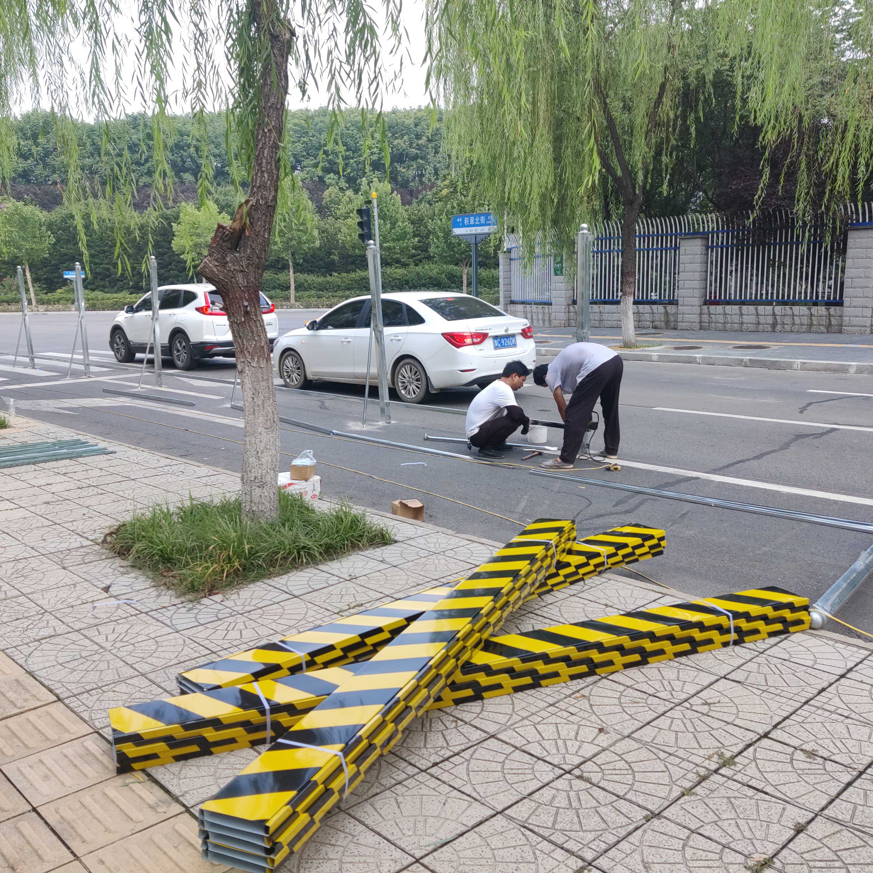 洛阳市洛龙区美茵街人工湖整改项目围挡装置案例-amjs澳金沙门线路首页实业洛阳围挡厂家